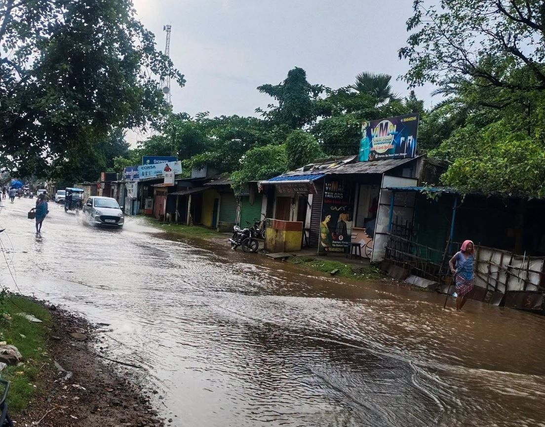 খড়গপুরে টানা বৃষ্টিতে জলমগ্ন একাধিক এলাকা, নিকাশি নিয়ে ক্ষোভ বাসিন্দাদের!