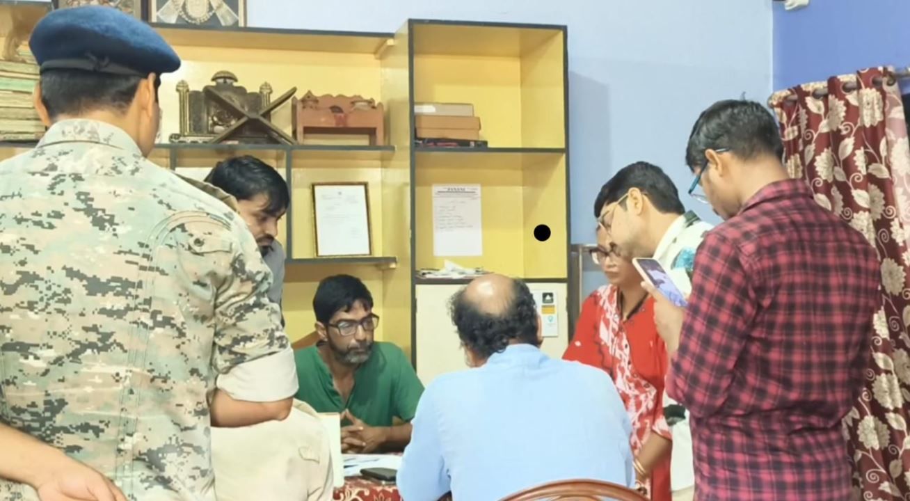 মেদিনীপুরে নেশামুক্তি কেন্দ্রে স্বাস্থ্য দপ্তর-পুলিশের অভিযান, মিলল একাধিক বেনিয়মের অভিযোগ!