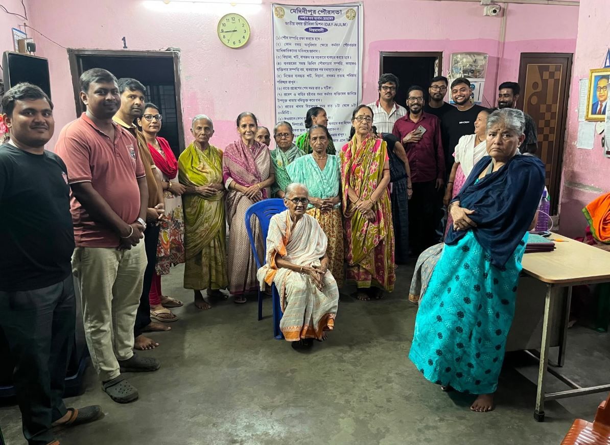 মায়ের মৃত্যুবার্ষিকীতে বৃদ্ধাশ্রমে মানবিক উদ্যোগ, দাদু-ঠাকুমাদের সঙ্গে সময় কাটালেন সানাই পাত্র!
