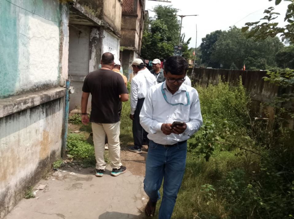 বাড়ি ধসের পর খড়গপুরে সতর্ক রেল প্রশাসন, রেল কোয়ার্টার পরিদর্শনে যৌথ দল!