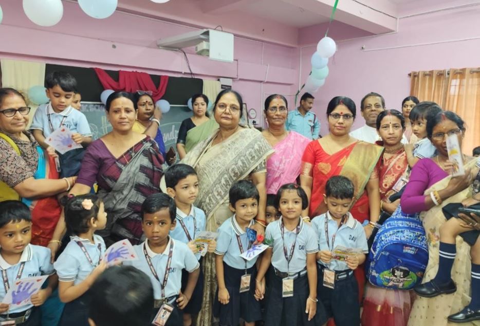 ভালোবাসা, আশীর্বাদ আর আবেগে ডিএভি পাবলিক স্কুল মেদিনীপুরে গ্র্যান্ড প্যারেন্টস ডে!