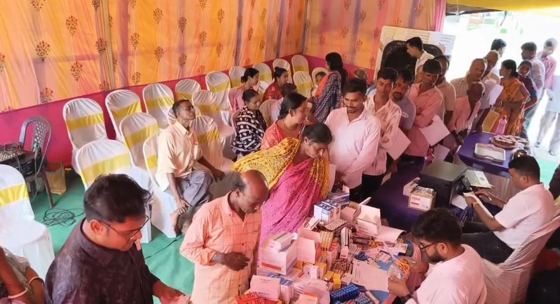 খড়্গপুরের রশ্মি গ্রুপ (Rashmi Group)উদ্যোগে বরকোলা বিবেকানন্দ হাইস্কুলে বিনামূল্যে স্বাস্থ্য পরীক্ষা!