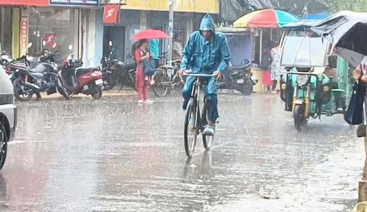 সকাল থেকেই বৃষ্টিতে ভিজছে মেদিনীপুর, বুধবার দক্ষিণবঙ্গে বজ্রবিদ্যুৎ-সহ বৃষ্টির পূর্বাভাস!