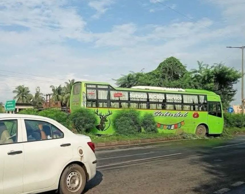 হলদিয়ায় নিয়ন্ত্রণ হারিয়ে ডিভাইডারে ধাক্কা বেসরকারি বাসের!