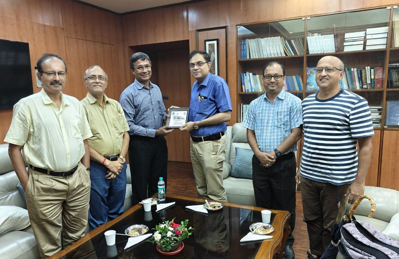 আইআইটি খড়গপুরে গবেষণা সহযোগিতার বার্তা, আইআইএসসি অধ্যাপকের সঙ্গে পরিচালকের বৈঠক!