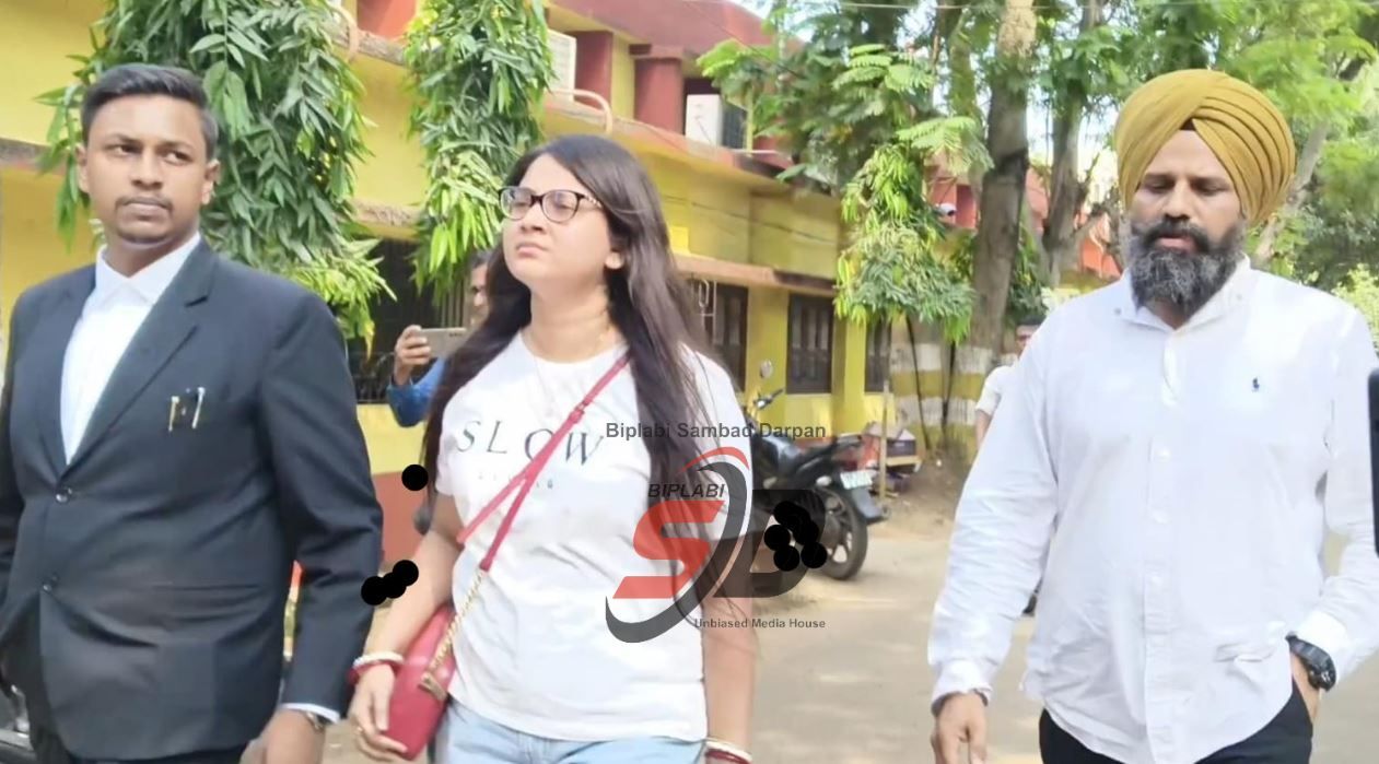 শালবনী জমি মামলায় আদালতে সুমিত রায়, হাজির স্ত্রী সুস্মিতা—প্রশ্নে নীরবতা!