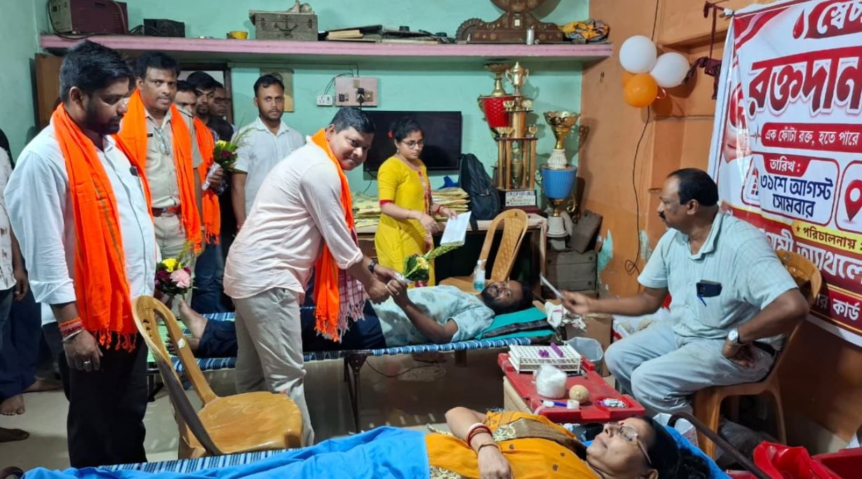 মানবতার টানে রক্তদান, চন্দ্রকোনারোডে ৩৮ জনের স্বেচ্ছায় জীবন বাঁচানোর অঙ্গীকার!