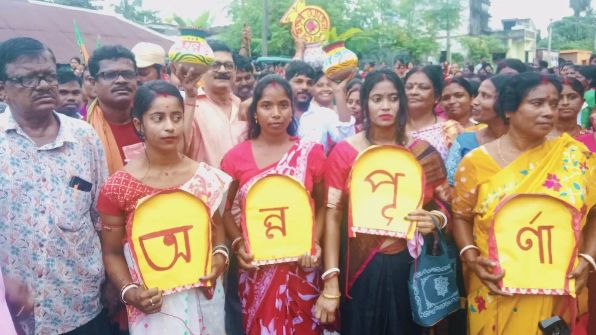 অন্নপূর্ণা যোজনার টাকা পেয়ে উচ্ছ্বাস,ইন্দাসে বিজেপির মিছিলে মহিলাদের ঢল