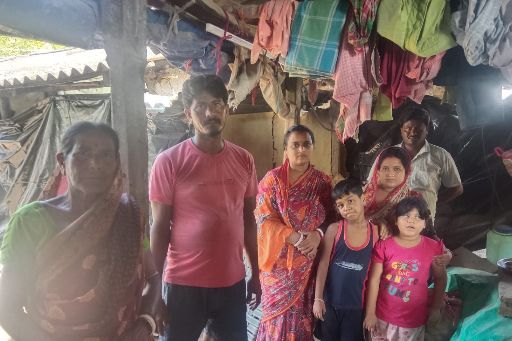 বাঁকুড়াতে রাতের অন্ধকারে হুড়মুড়িয়ে ভেঙে পড়ল মাটির দোতলা বাড়ি, প্রাণে বাঁচলেন পরিবারের ৯ সদস্য
