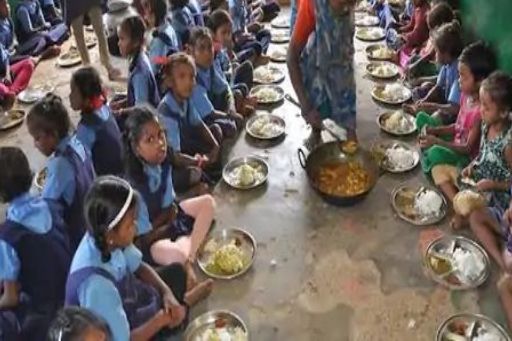 চার জেলায় অক্ষয় পাত্রের মিড-ডে মিল বন্ধের সিদ্ধান্ত, আপাতত পুরনো ব্যবস্থাতেই পড়ুয়াদের খাবার