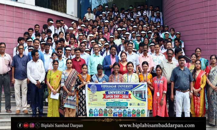 গবেষণাগার থেকে ফোক মিউজিয়াম, ‘ওপেন ডে’-তে বিশ্ববিদ্যালয় ঘুরল ১১ স্কুলের পড়ুয়ারা