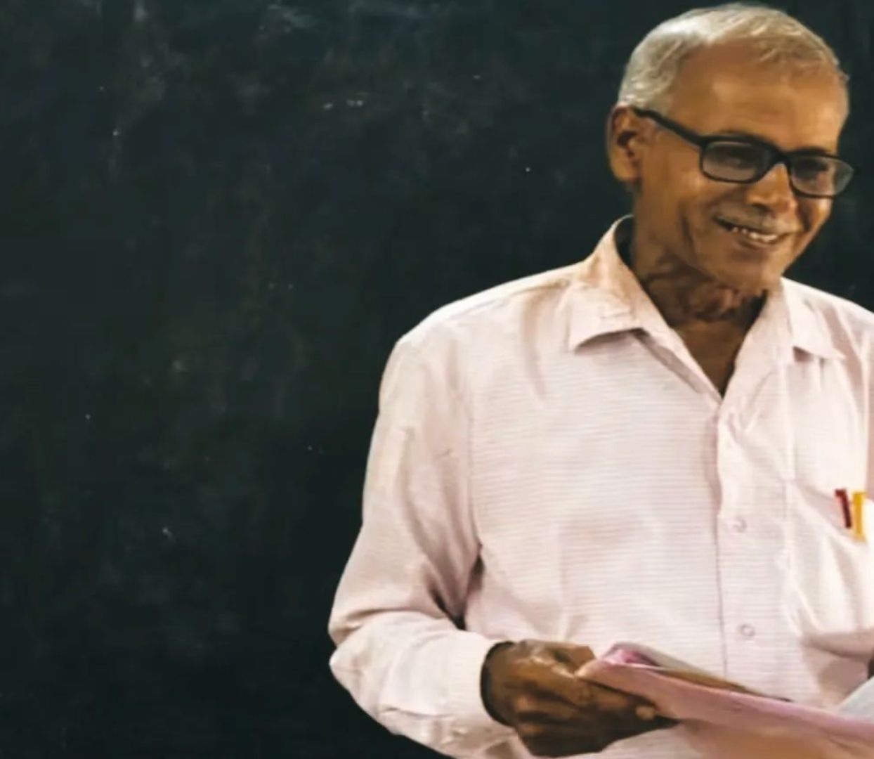 অবসর তাঁকে থামাতে পারেনি, প্রতিদিন স্কুলে ছুটে আসেন গঙ্গাধরবাবু—বেতনের টাকা দিয়ে গড়েছেন পড়ুয়াদের স্বপ্ন!
