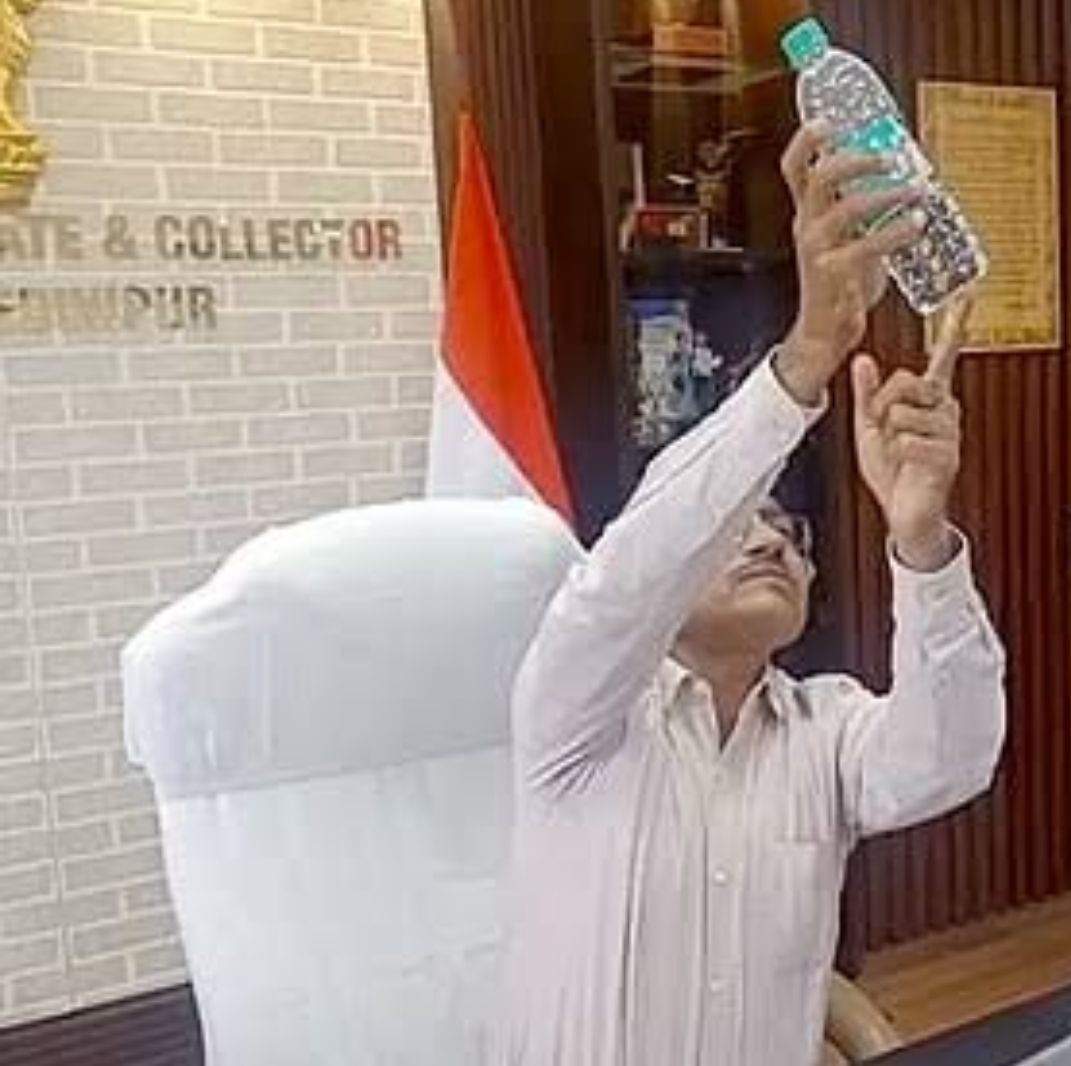 প্রশাসনের বৈঠকেই বিপত্তি,জেলাশাসককে দেওয়া সিল করা বোতলের  ভিতরে নোংরা জল!