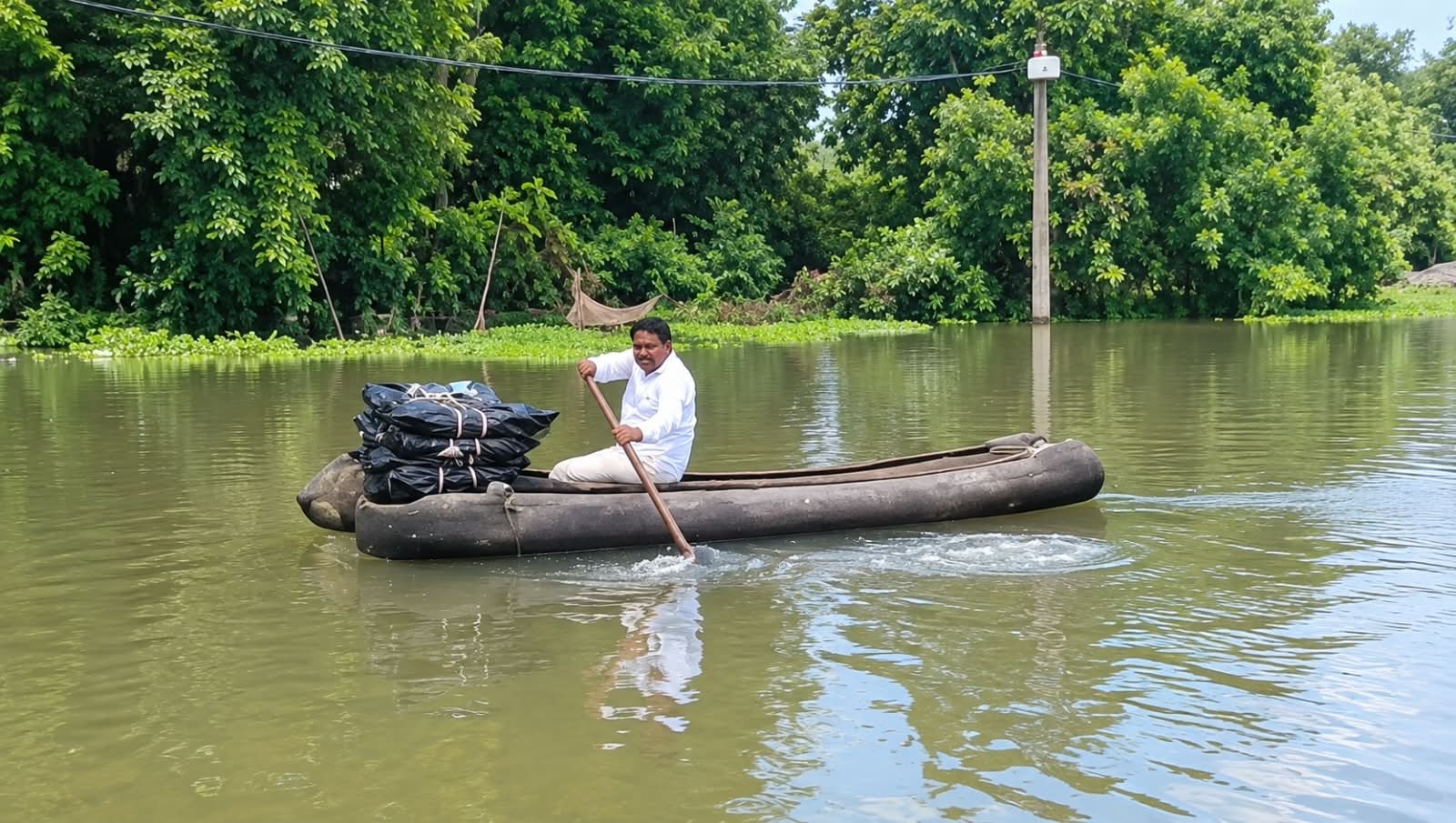 বন্যার জলে ডিঙি চালিয়ে বাড়ি বাড়ি ত্রাণ, ঘাটালে জলবন্দি মানুষের পাশে বিধায়ক শীতল কপাট