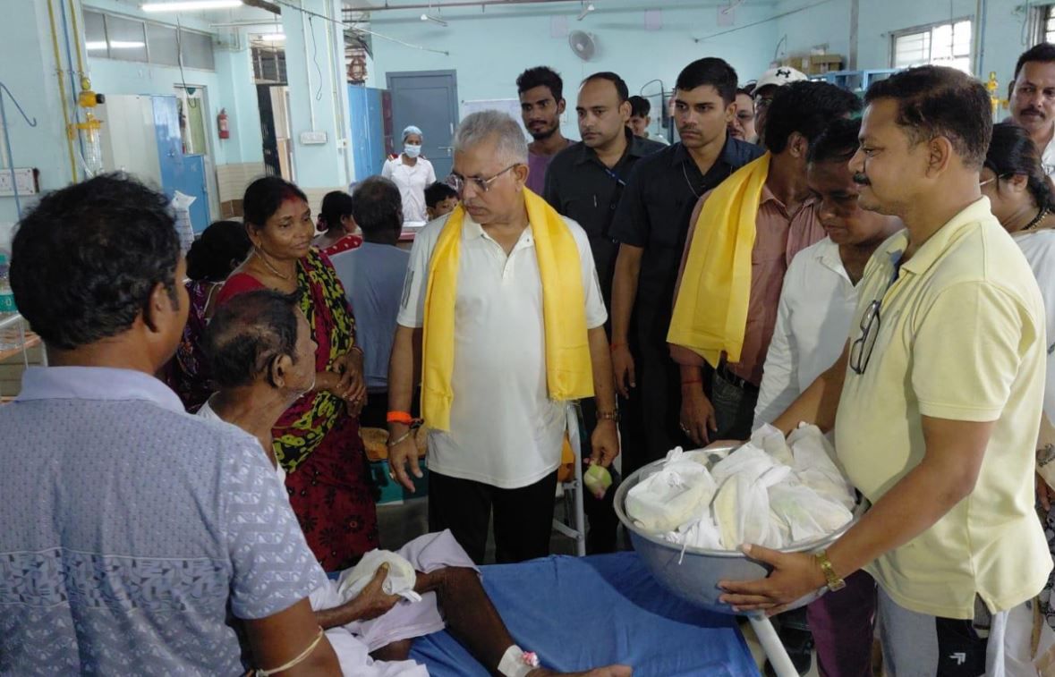 প্রধানমন্ত্রীর জন্মদিনে মেদিনীপুর মেডিক্যালে ফল বিতরণ, রোগীদের সঙ্গে কথা বললেন দিলীপ ঘোষ!