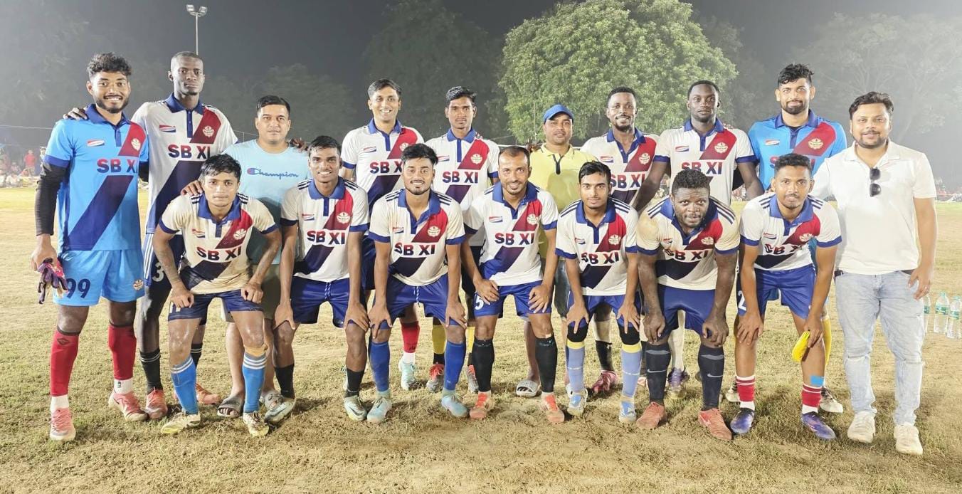 খড়্গপুরের তালবাগিচায় ১৬ দলীয় নকআউট ফুটবল টুর্নামেন্টে চ্যাম্পিয়ন SB XI মেদিনীপুর