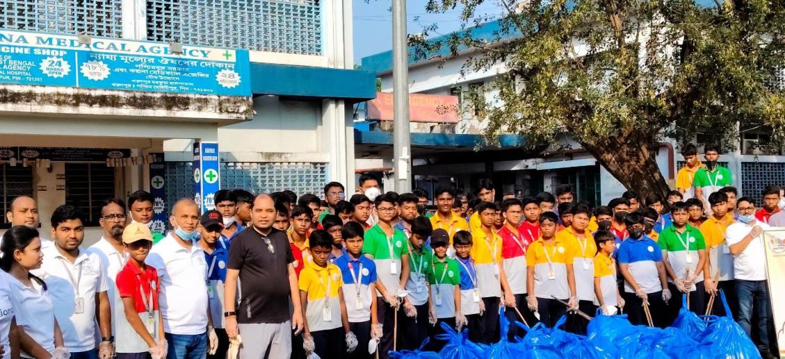 গান্ধীজয়ন্তীতে স্বচ্ছতার বার্তা, খড়গপুর সদর হাসপাতালে পড়ুয়াদের উদ্যোগ!