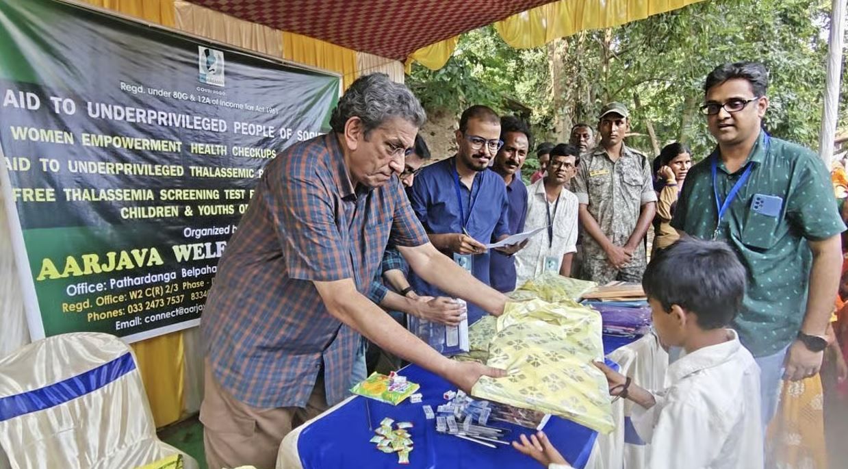 পুজোর আগে বেলপাহাড়ির প্রত্যন্ত গ্রামে নতুন পোশাক, পাশে অভিনেতা সব্যসাচী চক্রবর্তী!