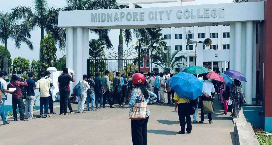 হাজারো স্বপ্ন, একটাই লক্ষ্য WB PCS—মেদিনীপুর সিটি কলেজে কড়া নিরাপত্তায় পরীক্ষা!