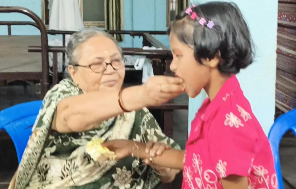 জন্মদিনে নয় শুধু উৎসব, বৃদ্ধাশ্রমের মায়েদের সঙ্গে আনন্দ ভাগ করল ছোট্ট সম্পূর্ণা!