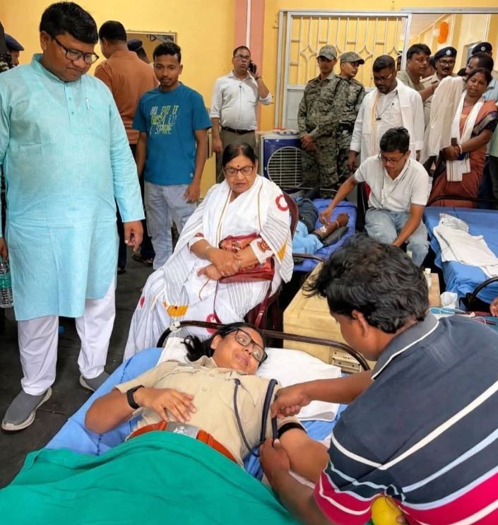 মায়ের সঙ্গে রক্তদানে জেলা পুলিশ সুপার পাপিয়া সুলতানা, কেশিয়াদিতে মানবিকতার অনন্য দৃষ্টান্ত!