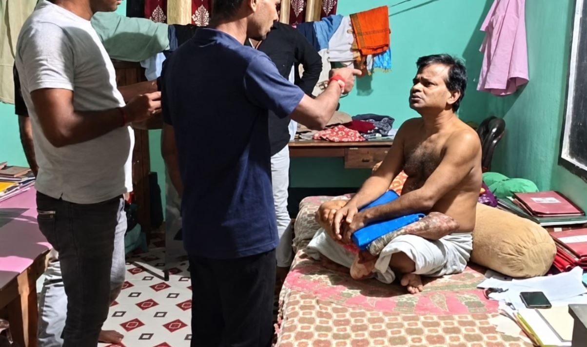 স্কুলকেই ‘বাড়ি’ বানিয়ে বসবাস প্রধান শিক্ষকের! দুর্নীতির অভিযোগে রাতভর বিক্ষোভ চন্দ্রকোনায়!