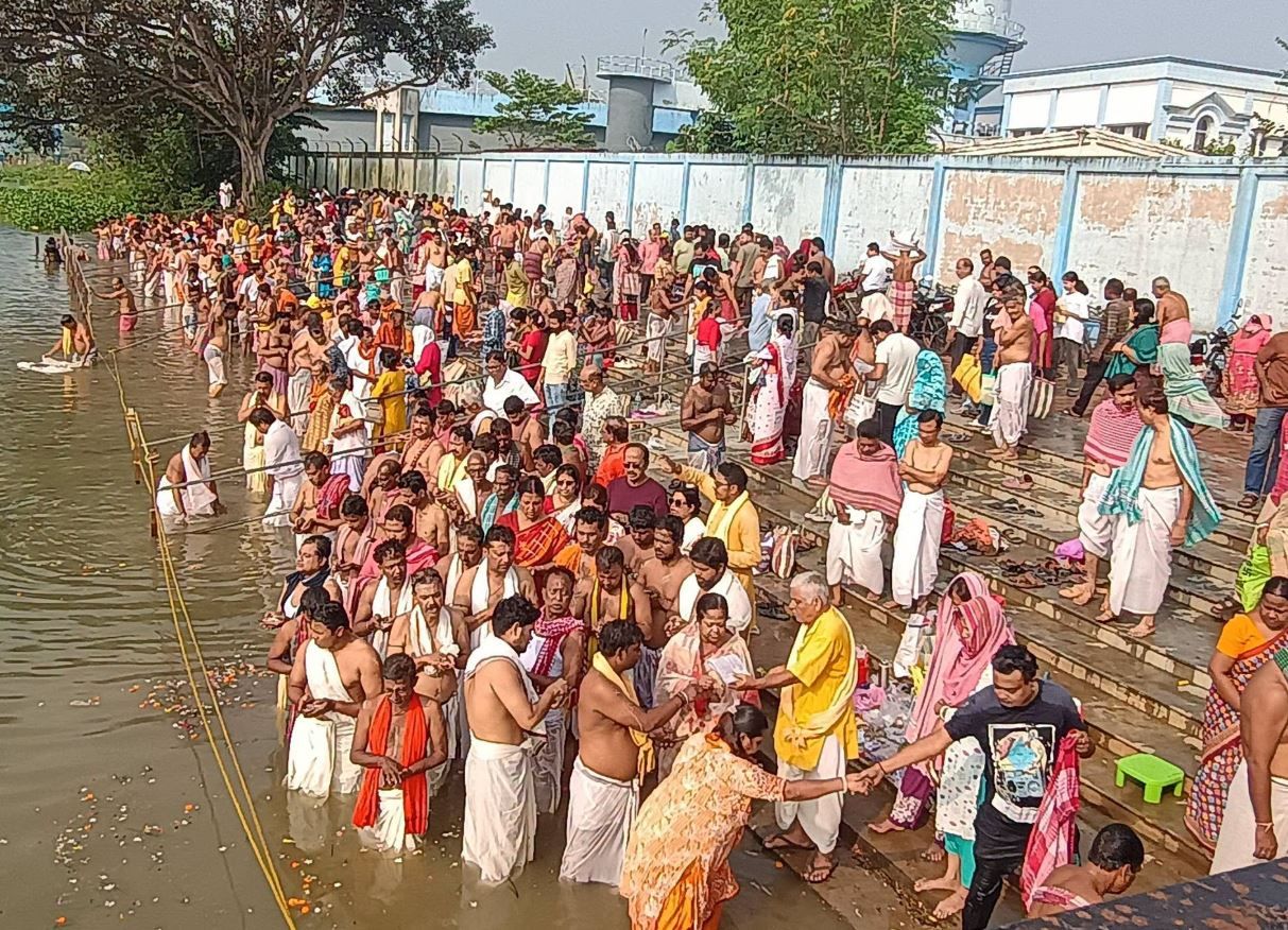 পিতৃপক্ষের অবসান, দেবীপক্ষের সূচনা! মহালয়ায় তর্পণে কংসাবতীর গান্ধী ঘাটে পুণ্যার্থীদের ভিড়!