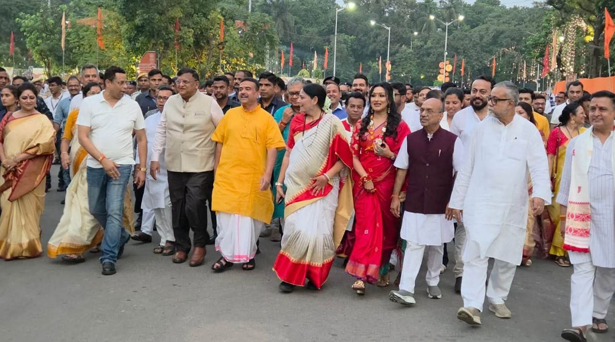 রেড রোড থেকে ইডেন গার্ডেন্স, বর্ণাঢ্য শোভাযাত্রায় দুর্গাপুজোর সূচনা! ৩ হাজার ড্রোনে ফুটে উঠবে দেবীর আগমনী!