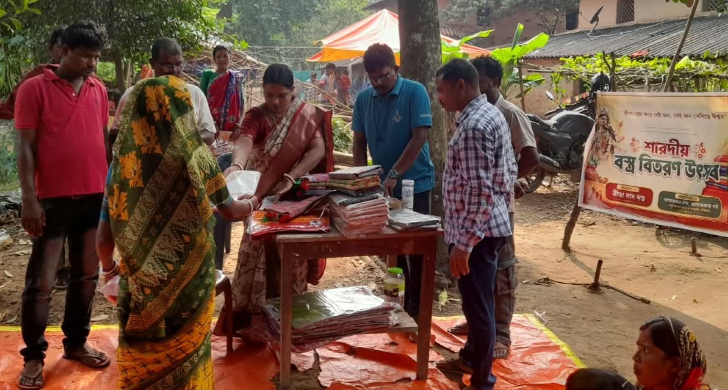 লোধাপাড়ায় শারদীয় বস্ত্র বিতরণ, ৯০ মহিলার হাতে নতুন শাড়ি—শিশুদেরও শিক্ষাসামগ্রী উপহার!