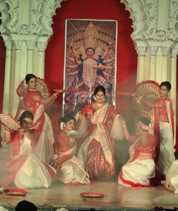 শোভাবাজার রাজবাড়িতে ‘ওগো আমার আগমনী’, নৃত্যের ছন্দে মাতল বনেদিয়ানা!