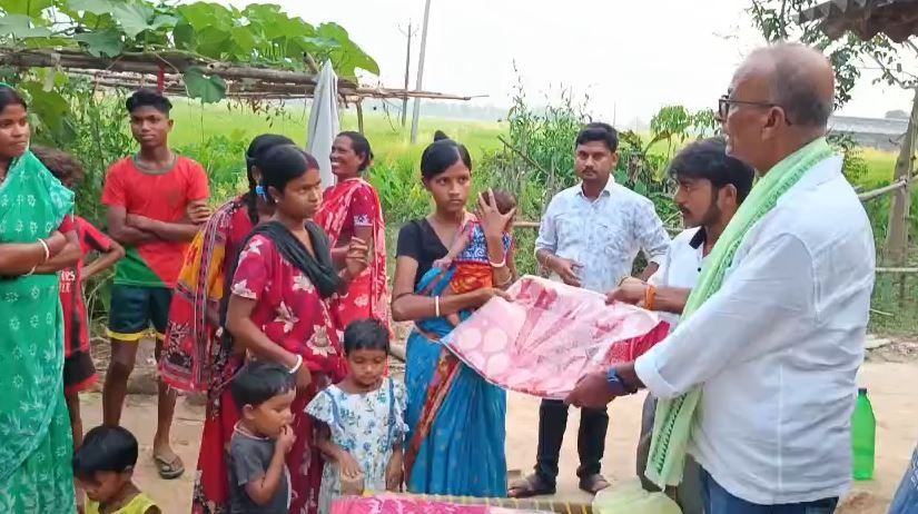 শালবনির প্রত্যন্ত পিরচকে ৪৫ জনের হাতে পুজোর নতুন পোশাক, মানবিক উদ্যোগ ইমারজেন্সী ব্লাড ফাউন্ডেশনের