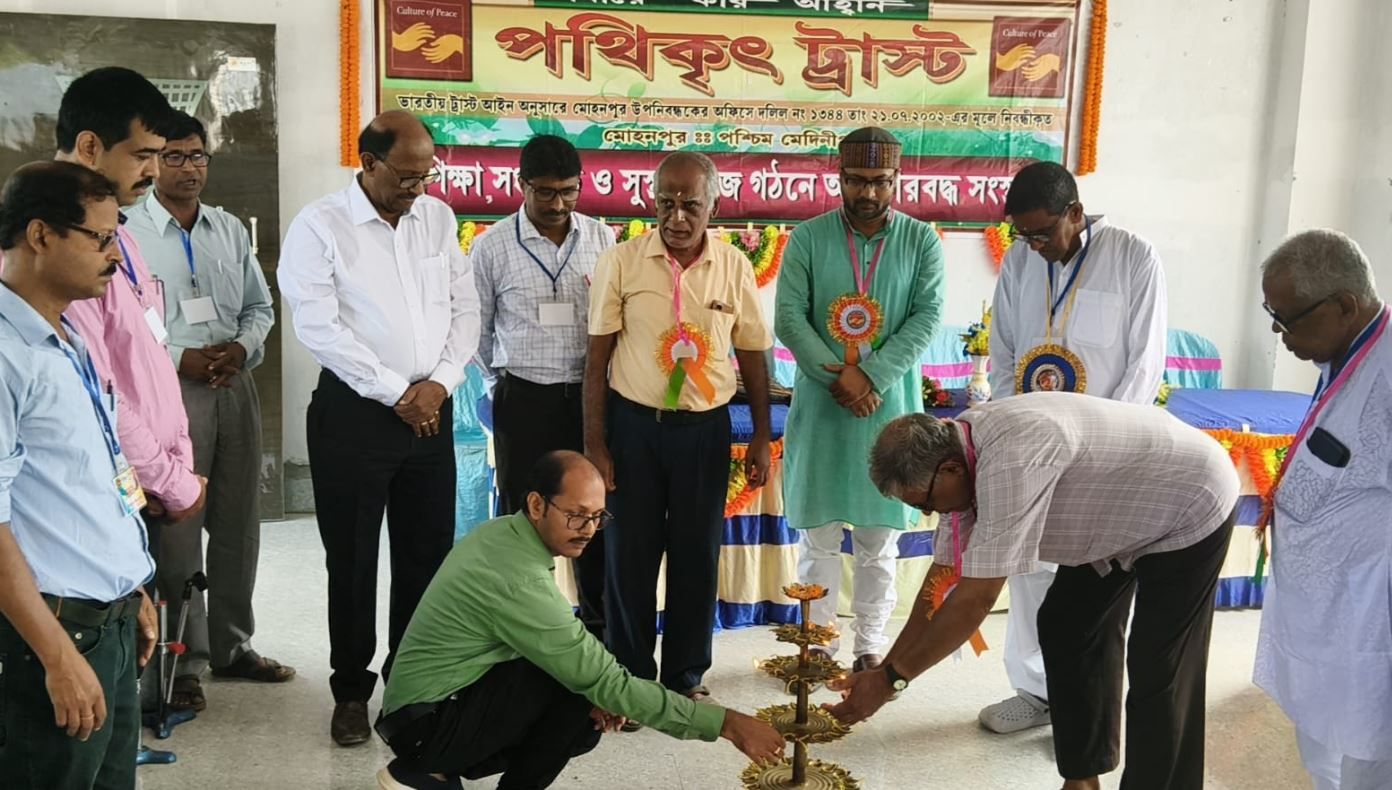 মোহনপুরে পথিকৃৎ ট্রাস্টের রজতজয়ন্তী সমাপন অনুষ্ঠান, সংবর্ধিত শতাধিক কৃতী পড়ুয়া!