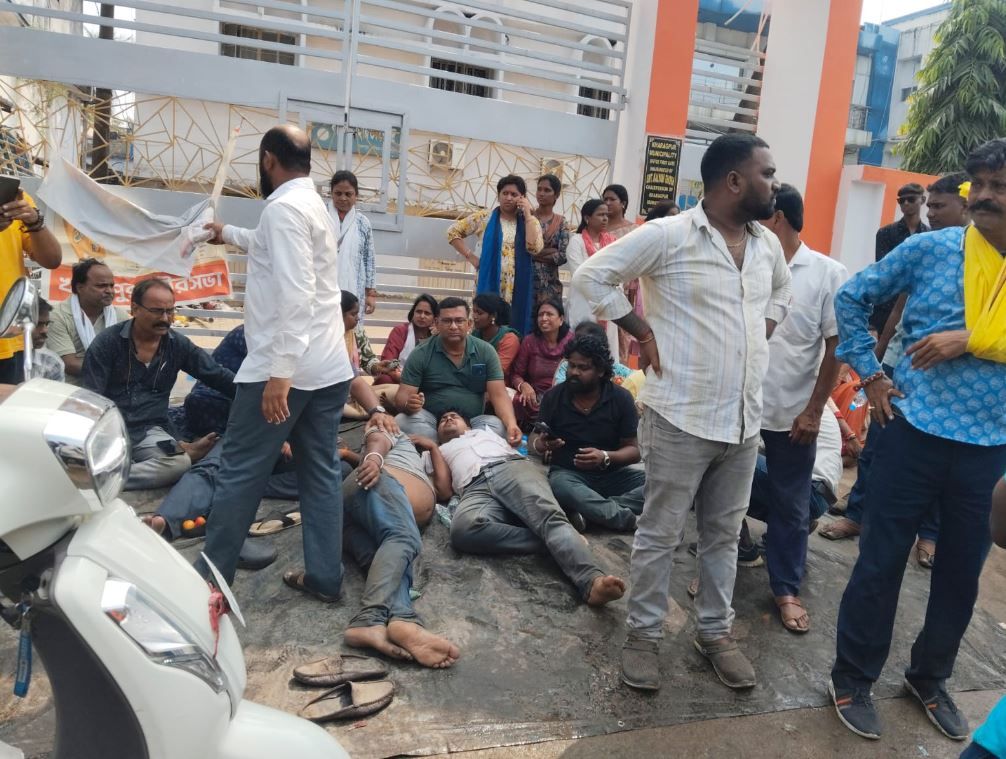 খড়গপুর পুরসভার গেটে তালা ঝুলিয়ে বিজেপির বিক্ষোভ, পুলিশ ও বিজেপি কর্মীদের ধস্তাধস্তি; উত্তপ্ত এলাকায় বিশাল পুলিশ বাহিনী মোতায়েন!