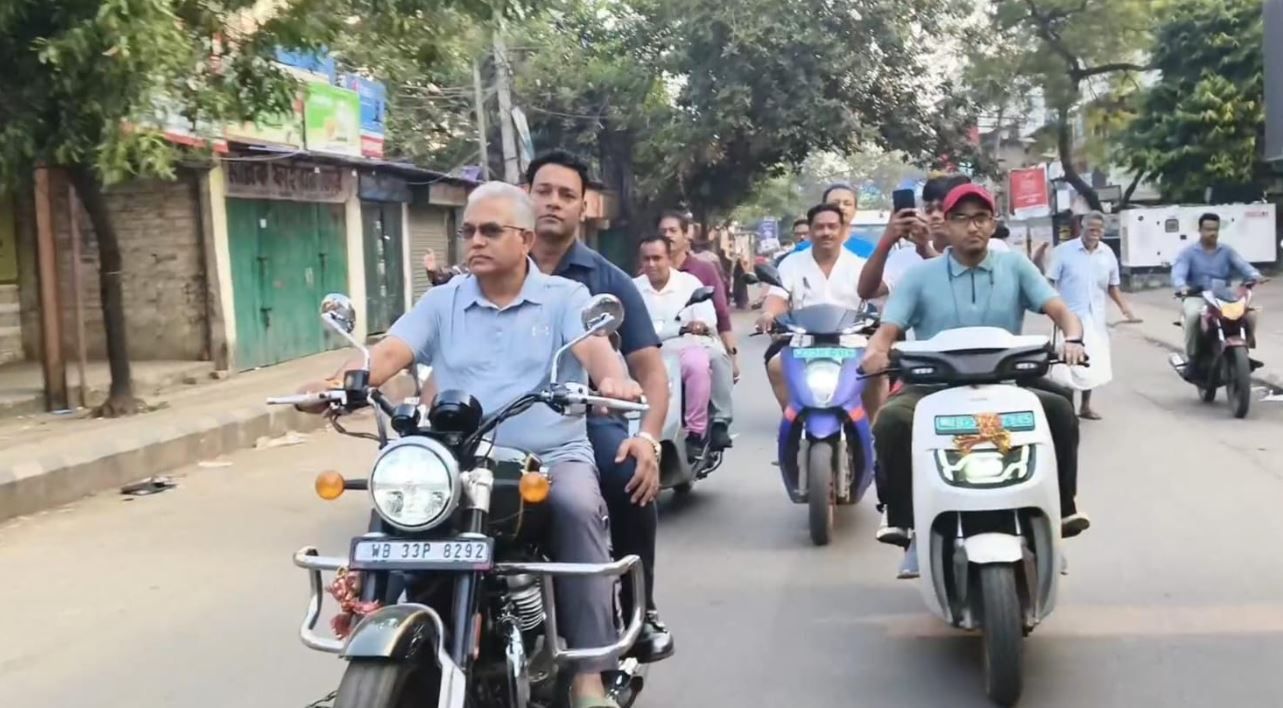 মন্ত্রী দিলীপ ঘোষ সকালে বুলেট সফর, চা-চক্রে জনসংযোগ!