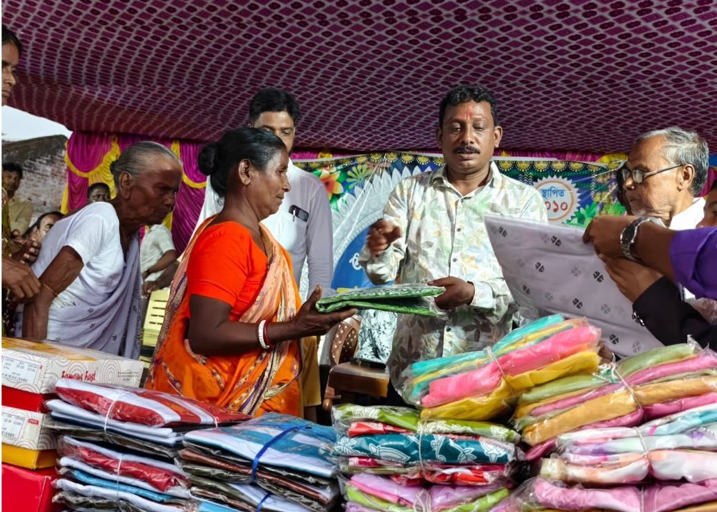 চাঁছাগোট আদি সার্বজনীন দুর্গাপূজা কমিটির উদ্যোগে বস্ত্রদান, উপকৃত ৫০০ মহিলা ও শিশু!