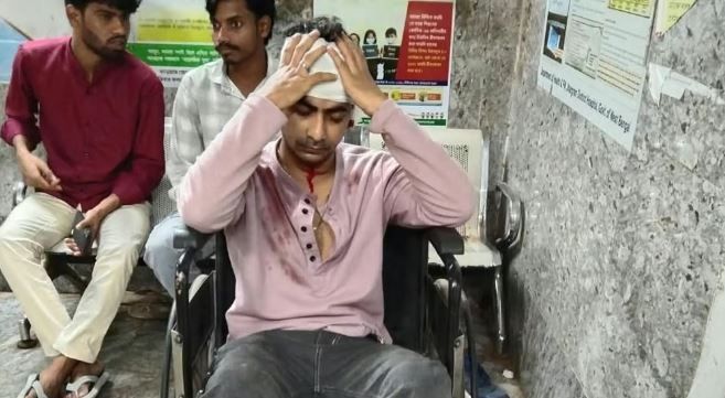 চলন্ত স্টিল এক্সপ্রেসে পাথর ছোড়ার অভিযোগ, গুরুতর জখম যাত্রী! ঝাড়গ্রাম হাসপাতালে চিকিৎসাধীন!