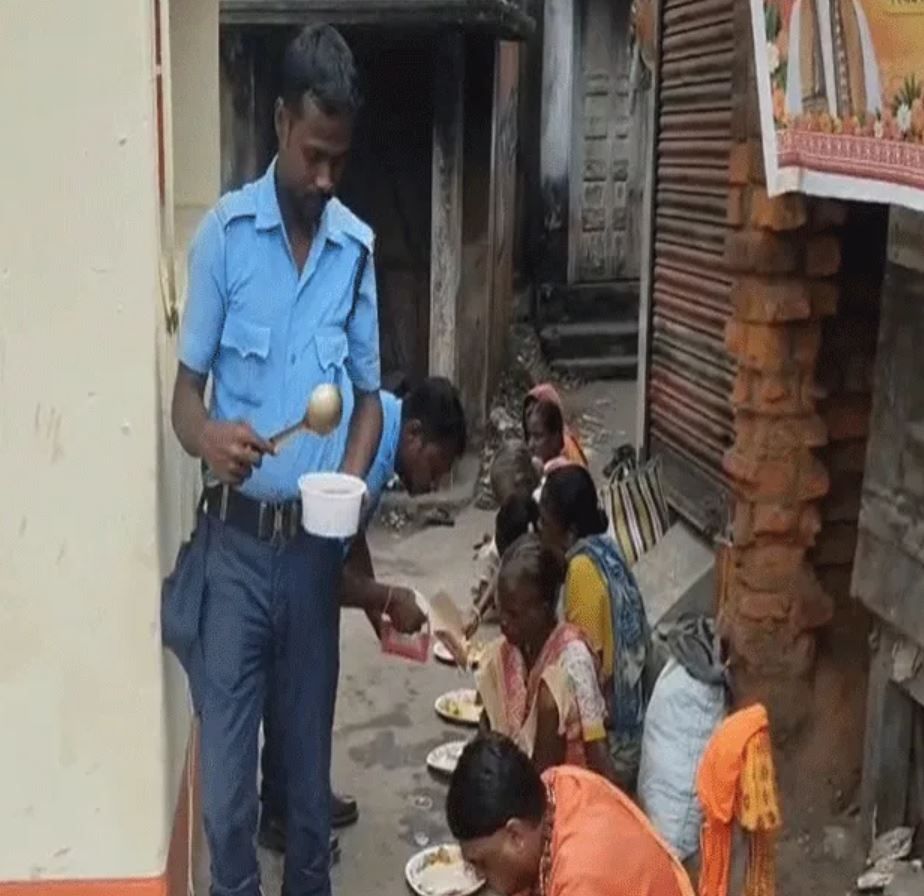 বাঁকুড়ার ইন্দাসে কর্তব্যের পাশাপাশি মানবসেবা, বেতনের টাকায় অসহায়দের মুখে খাবার তুলে দিচ্ছেন তিন সিভিক ভলান্টিয়ার!