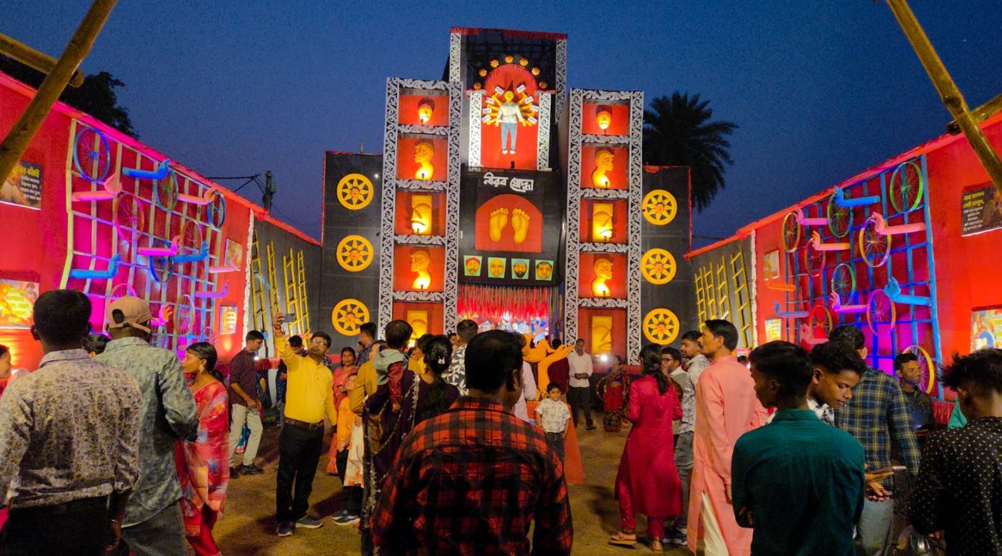 ‘স্রষ্টা’ থিমে পিতৃত্বের ত্যাগ ও ভালোবাসার বার্তা, সাত বাঁকুড়া বিদ্যাসাগর স্পোর্টিং ক্লাবে দর্শনার্থীদের ভিড়!