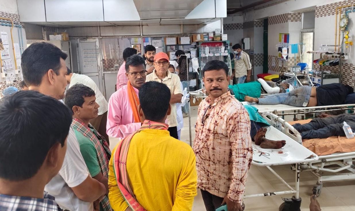 খড়্গপুরের সাহা চকে ভয়াবহ দুর্ঘটনা, ট্রেলারে পিকআপ ভ্যানের ধাক্কায় মৃত ১, আহত ১২!