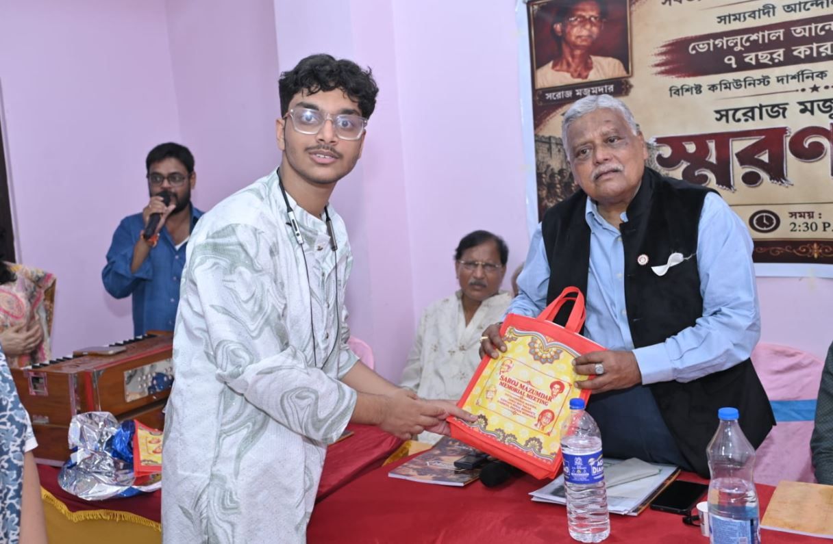 গড়বেতায় প্রয়াত সরোজ মজুমদারের স্মরণসভা, প্রকাশিত স্মারকগ্রন্থ!
