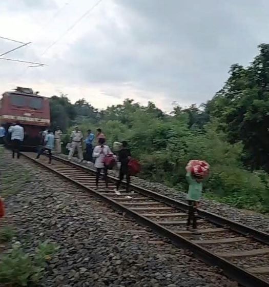 দীঘা স্টেশনের কাছে আড়াই ঘণ্টা আটকে এক্সপ্রেস, চরম দুর্ভোগে যাত্রীরা!