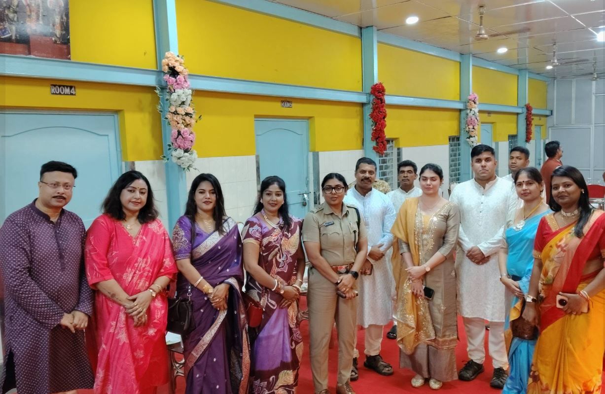 পরিবারের সঙ্গে বিজয়ার আনন্দ ভাগ করে নিল খড়্গপুর টাউন থানা, পুলিশকর্মীদের সম্মান জানালেন পুলিশ সুপার!