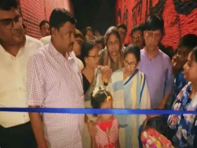 বড় মণ্ডপে ডাক নেই, নিজের পাড়ার পুজো উদ্বোধন মমতার!