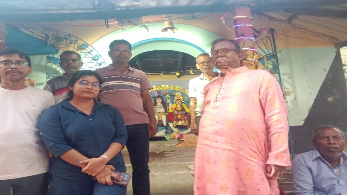 ৩০০ বছরের পারিবারিক পুজো, দশমীতে তিন শতাধিক মানুষের নারায়ণ সেবা