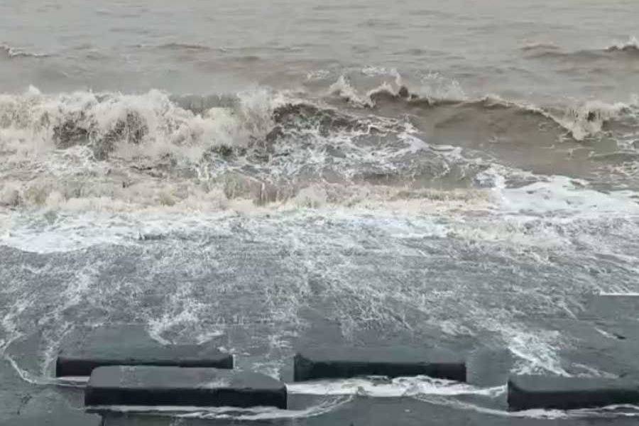 সতর্কবার্তার মাঝেই সমুদ্রে নেমে বিপত্তি,মৃত্যু ১৮ বছরের যুবকের, উদ্ধার দুই!